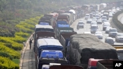 中国昆明的一个加油站前排起了长车队，等待加柴油（资料照片）