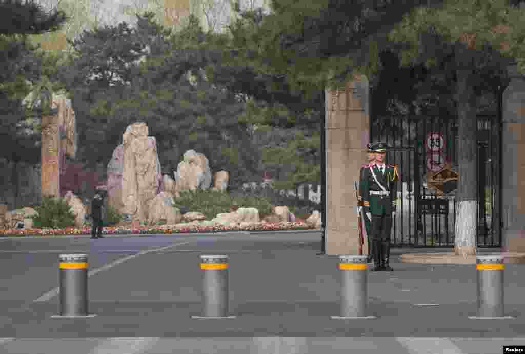 北京钓鱼台国宾馆外面，武警站岗，外国政要访问北京时通常住在那里。(2018年3月27日)