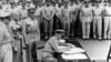 美国海军上将尼米兹1945年9月2日在密苏里号军舰上代表美国签署接受日本投降文件（美国海军照片）
