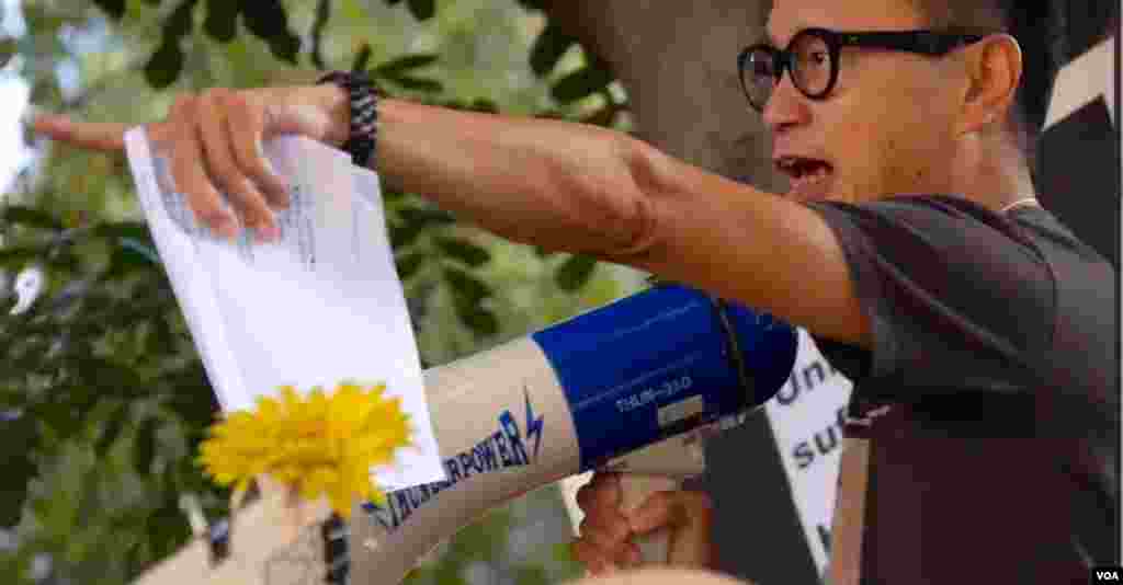 集会组织者香港论坛前主席蔡先生（美国之音国符拍摄）