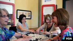 社交麻将其乐融融(美国之音国符拍摄)