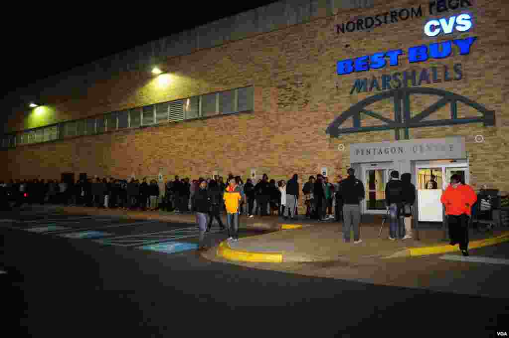 2012年11月22月，在维吉尼亚州阿灵顿，购物者在&ldquo;黑色星期五&rdquo;开始之前就已在商场外排队等候抢购。(D. Manis/VOA) 