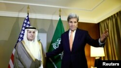美国国务卿克里站在沙特外交大臣阿德尔旁（2016年5月2日）