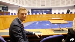 俄罗斯反对派领袖纳瓦尔尼在欧洲人权法院外等待