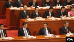 2017年3月12日，人大全体会议上，习近平与李克强交谈(美国之音叶兵，艾伦拍摄)