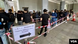 数以百计香港市民3月6日到高等法院排队轮候旁听席，声援被律政司复核保释申请的11名民主派被告。（美国之音 汤惠芸）