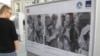 俄罗斯官媒塔斯社去年夏季在莫斯科举办介绍中俄友谊图片展览。一位行人在观看50年代有关中苏友谊的图片。（美国之音白桦拍摄）