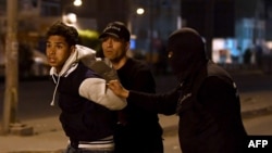 突尼斯安全部队1月10号逮捕抗议者