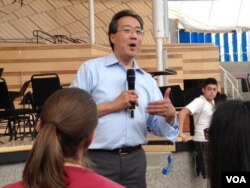 马友友和音乐爱好者交流(美国之音宁馨拍摄)