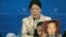 中国维权人士张海涛的妻子李爱杰带着三岁的儿子小曼德拉出席美国传统基金会研讨会，再度呼吁世人关注中国失去自由的人们。 (美国之音萧雨拍摄)