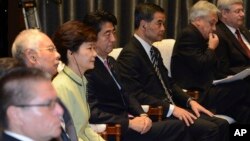 南韓總統南韓總統朴槿惠（左三）和日本首相安倍晉三（左）2013年10月7日在印尼亞太經合會議上並肩而坐。
