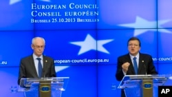 歐洲理事會主席範龍佩（左）和歐盟委員會主席巴羅佐10月25日在布魯塞爾歐盟峰會的記者會上