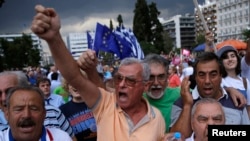 2015年6月30日，支持歐元的示威者在希臘雅典的議會大廈前舉行集會。