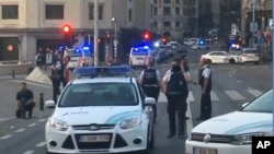 视频截图显示，比利时首都布鲁塞尔的一个主要火车站附近，警车封锁道路（2017年6月20日）