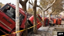 2013年11月22日，青岛输油管爆炸后，受损的车辆倒在一条街上。