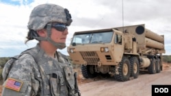 美国士兵与萨德防导系统发射架。（资料照片）