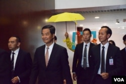 特首梁振英步入立法會會議廳前，有泛民立法會議員舉起黃傘抗議。(美國之音湯惠芸)