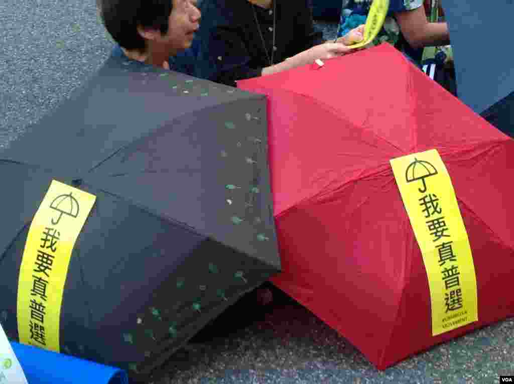 數以千計港人在金鐘佔領區舉傘默立87秒，紀念佔領運動滿月（美國之音海彥 拍攝） 