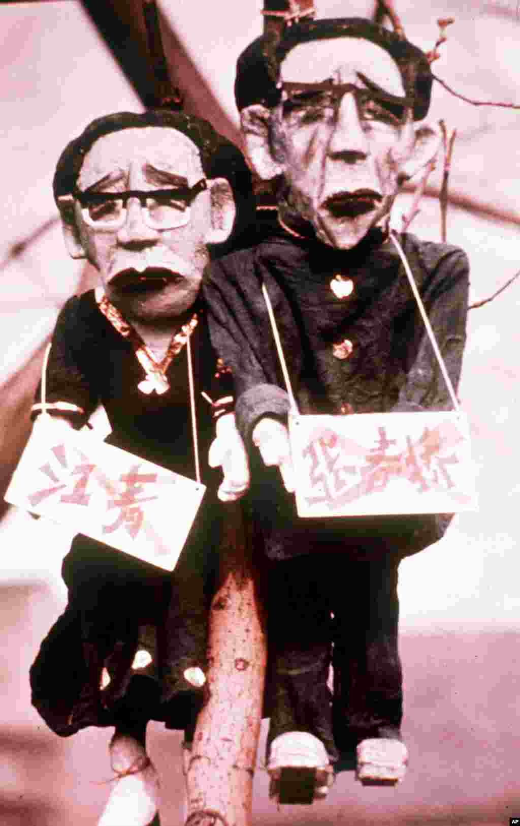 1977年4月，北京天安门广场的树上挂着丑化了的江青和张春桥的漫画像。由于江青而在文革中大红特红的革命样板戏《红色娘子军》，也由于江青被关押而一度被打入冷宫