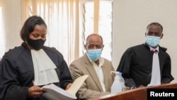Paul Rusesabagina (katikati) alipofikishwa mahakamani akiwa na mawakili wake David Rugaza(kulia) na Emeline Nyembo (kushoto) Mahakama ya Kicukiro, Kigali, Rwanda, Septemba 14, 2020. 