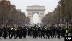 法国防暴警察在巴黎香榭丽舍大道与"黄背心"抗议者相对峙 (2018年12月15日)
