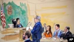 法庭素描畫顯示被控為俄羅斯代理人的布提納在法庭聽取她的律師德里斯科爾在法官面前陳情。（2018年7月18日）