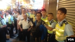 香港警方26日晚在彌敦道近亞皆老街處截查一男子（美國之音海彥拍攝）