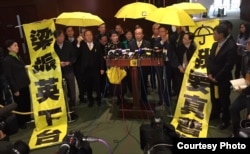 多名泛民主派立法会议员撑起黄伞并高举标语离场，公民党党魁梁家杰(发言者)表示，抗议梁振英施政报告没有提及真普选诉求。（图片由公民党提供）