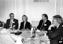 郑念1989年在卡托研究所出席研讨会