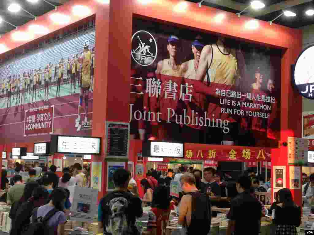 一年一度的香港書展7月20起在灣仔會展中心連續展出七天。據貿發局統計，共有640個書商參展，創下歷年新高，而主辦方也期待參觀人次可以再次突破百萬。