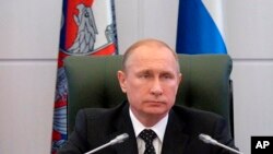 Seorang pria berlatih &#39;sunglap&#39; (juggling) di Manila, Filipina.