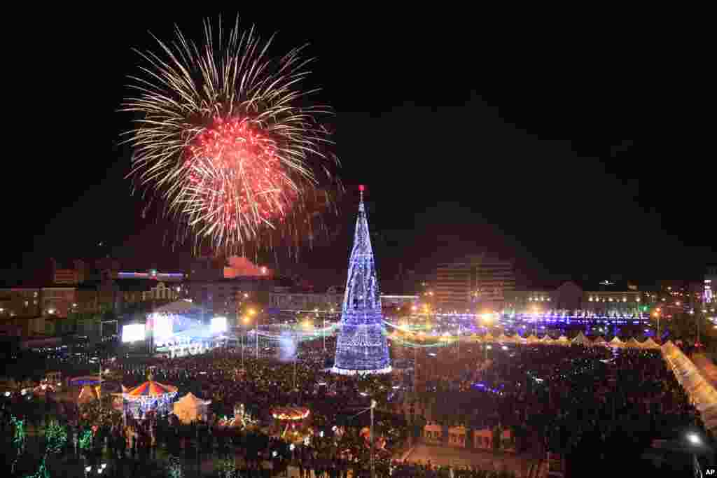 2013年1月1号，俄罗斯南部的车臣共和国的首都格罗兹尼上空燃放的烟花 