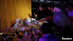 河南郑州市民在地铁5号线站台前给洪灾死难者献花并用手机拍摄下来。（2021年7月26日）