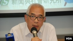 程翔表示，北京領導人的左傾政策對香港的政改有影響 (美國之音湯惠芸拍攝)