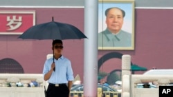 六四纪念日之前中国便衣保安人员在天安门前执勤（2015年6月1日）