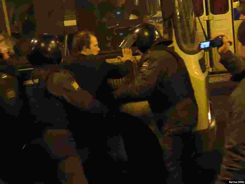 警察逮捕去年3月莫斯科反政府集会中的一名示威者(美国之音白桦拍摄)