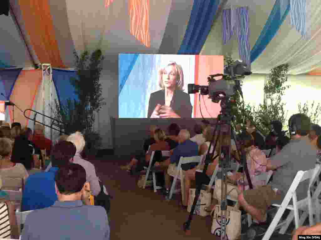 NBC著名电视主持人米切尔主持有关网路如何改变教育的讨论。（美国之音宁馨拍摄）