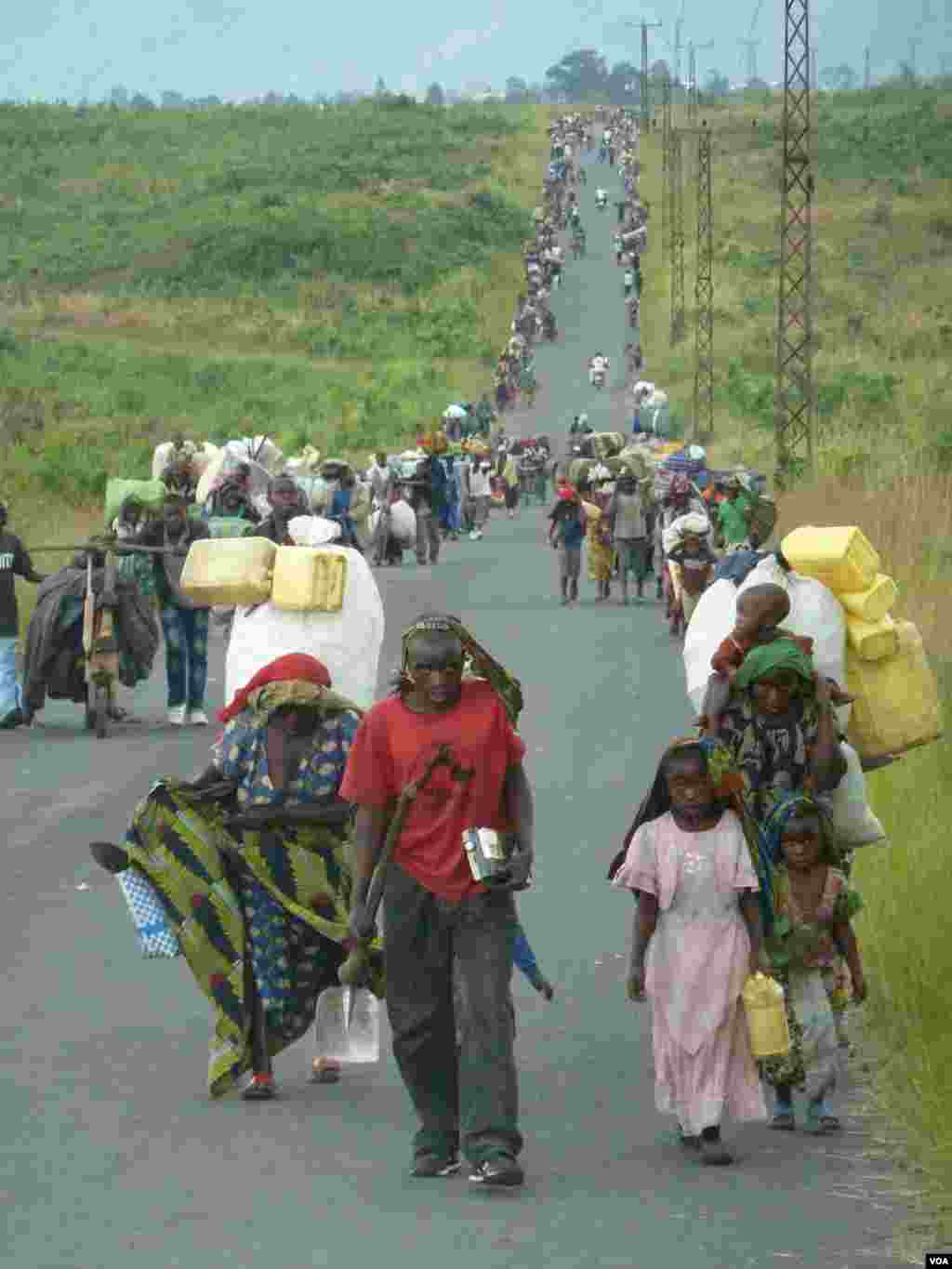 Families flee fighting between the Congolese army and M23 rebels in the town of Sake, DRC, November 23, 2012. G. Joselow/VOA)