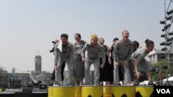 總統府前核災痛苦活報劇（美國之音申華拍攝)