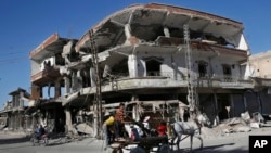 2018年4月5日，敘利亞拉卡一座去年夏天在美國支持下的敘利亞民主軍與伊斯蘭國激進份子交戰中被毀的建築物。