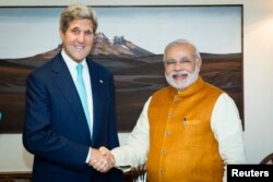 8月1日，印度总理莫迪在新德里总理府欢迎来访的美国国务卿克里