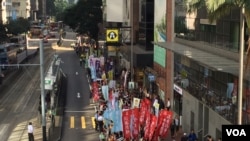 数以千计港人从港仔修顿球场游行至中环的终审法院后举行集会，声援近年因参与公民抗争活动而遭判刑入狱或即将被囚禁的政治犯。（美国之音海彦拍摄）