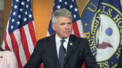 共和黨聯邦眾議員麥考爾（Michael McCaul）2021年6月23日在國會山莊召開的記者會上發言，呼籲就新冠問題問責中共。 （美國之音記者李逸華拍攝）