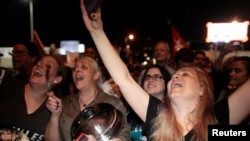 在美國邁阿密的小哈瓦那區， 有人聽到卡斯特羅死訊後慶祝