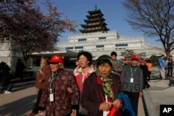 中国游客在韩国的首尔（2013年4月18日）