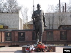 俄罗斯亚罗斯拉夫州一小镇上的红军士兵塑像 （美国之音白桦）