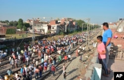 印度火车撞人惨案发生后。