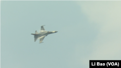 经国号特技飞行员刘世博做空中表演（美国之音黎堡摄）