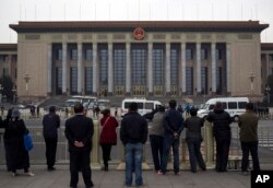 中共中央三中全会期间天安门广场上游客观看警察检查访问者