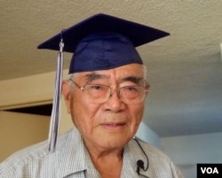 宫田戴着迟来72年的高中毕业方帽（美国之音国符拍摄）